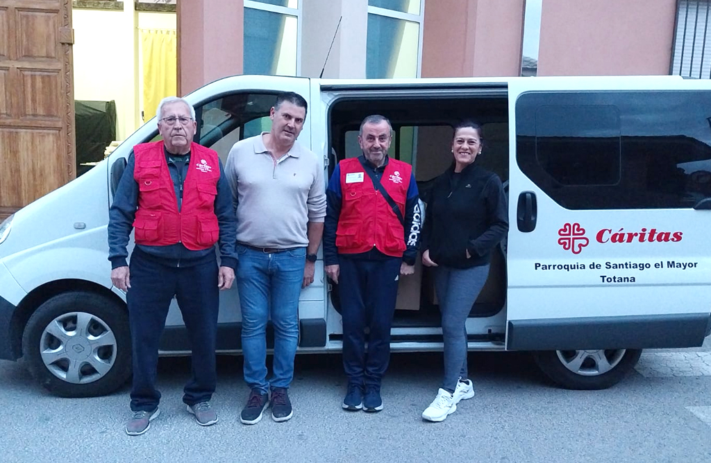 La Hermandad de La Verónica entrega a las dos Cáritas locales los productos recaudados en su Belén Solidario
